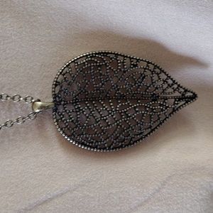 NWT leaf shaped pendant necklace.